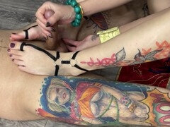 18 летние, Семяизвержение, Ноги, Дрочка ногами, Мастурбация, Чудовищные размеры, Тату, Молоденькие