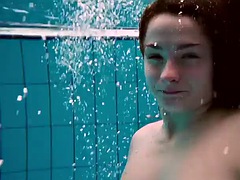 Bikini, Braunhaarige, Pool, Öffentlich, Erotischer film, Jungendliche (18+), Titten, Unter wasser