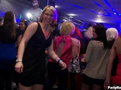 Zwart, Blond, Bruinharig, Naakte man aangeklede vrouw, Lul, Hardcore, Feest, Kousen