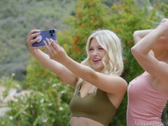 Grote mammen, Lesbisch, Likken, Ondergoed, Masturbatie, Moeder die ik wil neuken, Geschoren, Strippen