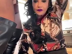 Grosser schwanz, Blasen, Stiefel, Küssen, Pornostars, Überraschung, Titten, Unter dem rock