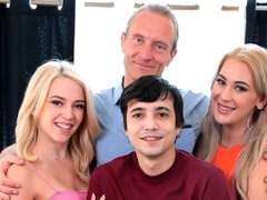 Gros cul, Sucer une bite, En levrette, Le plan cul à quatre, Seins naturels, Chatte, Adolescente, Nénés