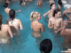 Sucer une bite, Partouze, Lesbienne, Orgie, Fête, Piscine, Douche, Adolescente