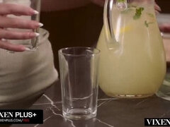 Большие сиськи, Блондинки, Глубокая глотка, Межрасовый секс, Лизание, Мастурбация, Милф, Киски