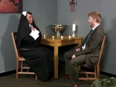 Belle grosse femme bgf, Sucer une bite, Brunette brune, Homme nu et filles habillées, Tir de sperme, Européenne, Nonne, Suçant