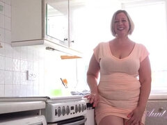 Tante, Grote kont, Grote mammen, Blond, Brits, Rondborstig, Keuken, Rijpe lesbienne