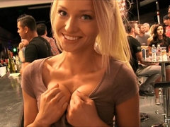 Dansant, Grossier, Robe, Talons, Orgasme, Public, Gicler, Sous la jupe