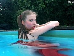 Frau, Fetisch, Lingerie, Pool, Öffentlich, Russisch, Jungendliche (18+), Titten