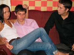 Amateur, Sucer une bite, Brunette brune, Tromperie, En levrette, Embrassement, Réalité, Maigrichonne