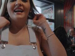 Amateur, Nana, Salle de bains, Sucer une bite, Brunette brune, Queue, Public, Branlette espagnole