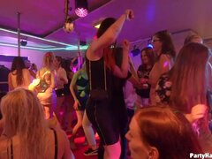 Blonde, Sucer une bite, Groupe, Hard, Interracial, Lingerie, Public, Adolescente