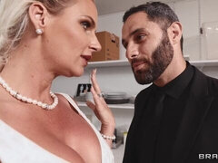 Gros cul, Grosse bite, Gros seins, Blonde, Sucer une bite, Double pénétration, Cheveux courts, Mariage