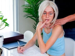 Grote kont, Grote lul, Grote mammen, Pijpbeurt, Hondjeshouding, Kort haar, Mager, Tiener