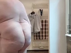 Salle de bains, Belle grosse femme bgf, Grosse bite, Européenne, Homosexuelle, Masturbation, Douche, Fessée