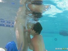 Mia Li is sucking the big boner in the pool