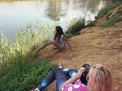 Brunette brune, Insertion, De plein air, Pisser