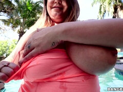 Толстушки, Грудастые, Огромные размеры, Натуральные сиськи, Бассейн, Тату, Дразнящие, Сиськи