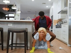 Schwarz, Blondine, Blasen, Besamung, Hundestellung, Hausfrau, Reif, Milf