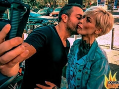 Culo, Culo grande, Estilo perrito, Al aire libre, Pov, Afeitado, Falda, Tatuaje