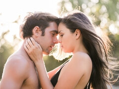 18 ans, Brunette brune, En levrette, Embrassement, Léchez, De plein air, Chatte, Nénés