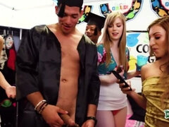 Grote kont, Bruinharig, Slaapzaal, Vingeren, Hakken, Kut duiken, Rijden, Tieten likken