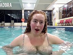 Amateur, Cul, Gros cul, Blonde, Plantureuse, Piscine, Public, Adolescente