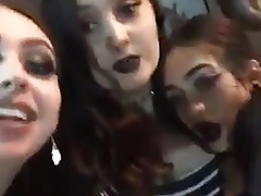 Emo, Gotica, Tetas naturales