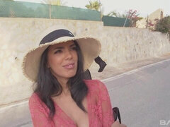 Gros cul, Grosse bite, Sucer une bite, Brunette brune, Plantureuse, Mère que j'aimerais baiser, De plein air, Nénés