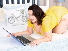 Amateur, Gros cul, Brunette brune, Doigter, Mère que j'aimerais baiser, Cheveux courts, Solo, Dénudage