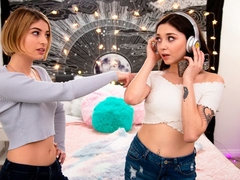 69 negenenzestig, Lesbisch, Likken, Geschoren, Mager, Softcore pornografie, Tatoeage, Tiener