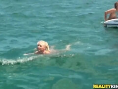 Plage, Gros cul, Blonde, Brunette brune, 2 femmes 1 homme, Lesbienne, Tatouage, Plan cul à trois