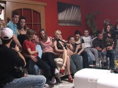 Sucer une bite, Groupe, Fait maison, Orgie, Douleur, Chatte, Jarretelles, Adolescente