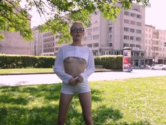 Blond, Klein, Openbaar, Tieten likken