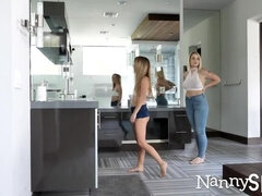 Niñera, Rubia, Mamada, Estilo perrito, Corridas faciales, Lesbiana, Pov, Montar