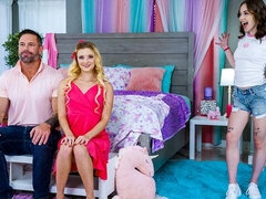 18 jaar, Kont, Grote lul, Vriendje, 1 man 2 vrouwen, Natuurlijke tieten, Mager, Tieten likken