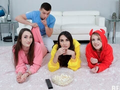Blasen, Bruder, Hundestellung, Orgie, Party, Rasiert, Jungendliche (18+), Titten