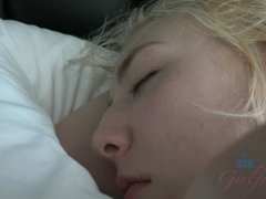 Blonde, Sucer une bite, Éjaculation interne, Béant, Petite amie, Embrassement, Lingerie, Dormant