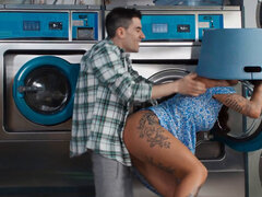 Gros cul, Grosse bite, Gros seins, Sucer une bite, Couple, Fille latino, Rasée