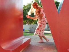 Penetracion con puños, Masaje, Masturbación, Orgasmo, Público, Solo, Juguetes, Bajo la falda