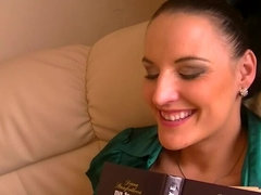 Amateur, Doigter, Pénétrer avec le poing, Lesbienne, Pisser, Satin, Solo, Jarretelles