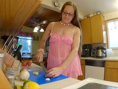 Couche culotte, Pieds, Cuisine, Mère que j'aimerais baiser, Mamelons, Chatte, Jarretelles, Nénés