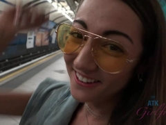 Brunette brune, Embrassement, Orgasme, Pov, Public, Chatte, Rasée, Nénés