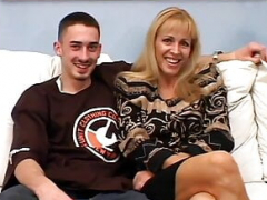 Amerikanisch, Blondine, Blasen, Spermaladung, Aufs gesicht abspritzen, Milf, Mutti, Titten