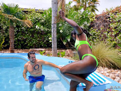 Anal, Bikini, Morena, Lamidas, Al aire libre, Piscina, Tetas, Bajo el agua