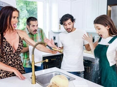 Grosser arsch, Grosser schwanz, Grosse titten, Blasen, Schwanz, Puppe, Flotter vierer, Milf