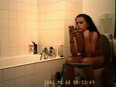 18 ans, Nana, Brunette brune, Conversation vulgaire, Exhib, Nénés, Toilettes, Voyeur
