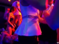 デカパイ, フェラチオ, 衣服着たままセックス, 手コキする, レズビアン, オージー, スインガー, 濡れ