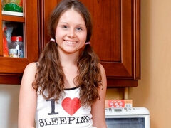 Enthousiasteling, Seksspeelgoed, Vingeren, Masturbatie, Natuurlijke tieten, Alleen, Strippen, Tieten likken