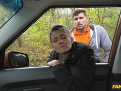 Amateur, Culo, Morena, Coche, Al aire libre, Público, Afeitado, Flaco