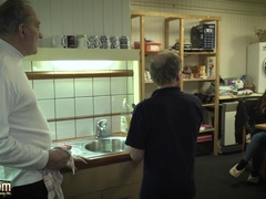 Schlafzimmer, Bikini, Blasen, Fingern, Handjob, Küche, Natürlichen titten, Schlucken